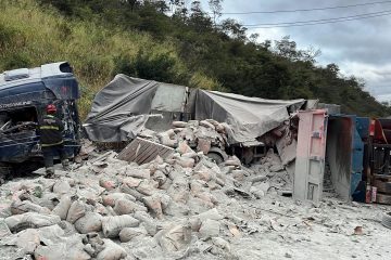 Acidente entre duas carretas causa grande congestionamento na BR-381, em Ravena
