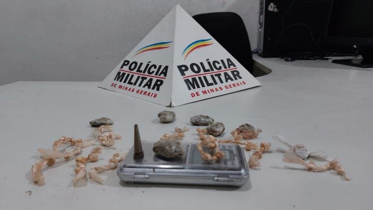 Polícia apreende quase 50 pedras de crack no Fênix