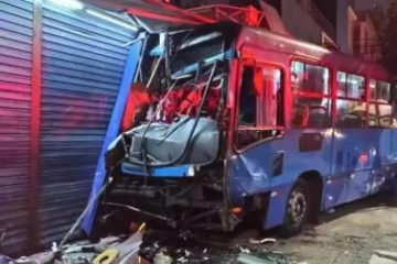 Colisão entre ônibus e van deixa mais de 20 pessoas feridas em BH