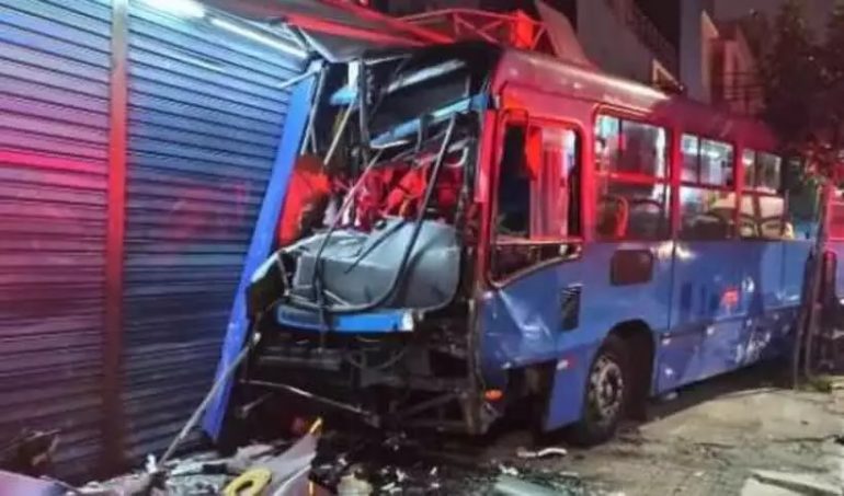 Colisão entre ônibus e van deixa mais de 20 pessoas feridas em BH