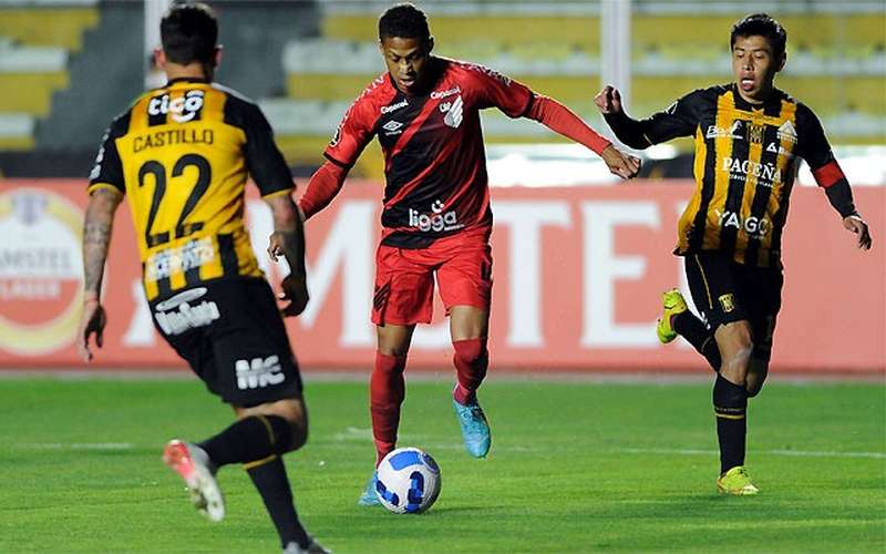 Athletico-PR é goleado pelo The Strongest e amarga lanterna na Libertadores