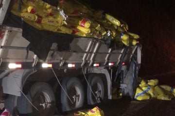 Urgente: carreta e ônibus com passageiros se envolvem em acidente grave na MGC-120
