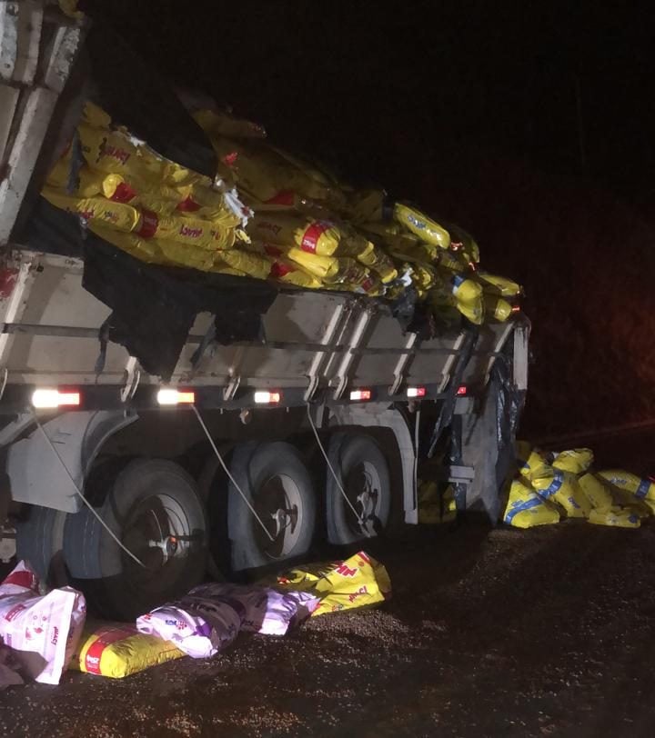 Urgente: carreta e ônibus com passageiros se envolvem em acidente grave na MGC-120