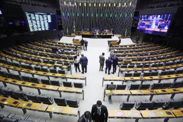 É crime discriminar políticos, segundo projeto aprovado na Câmara dos Deputados