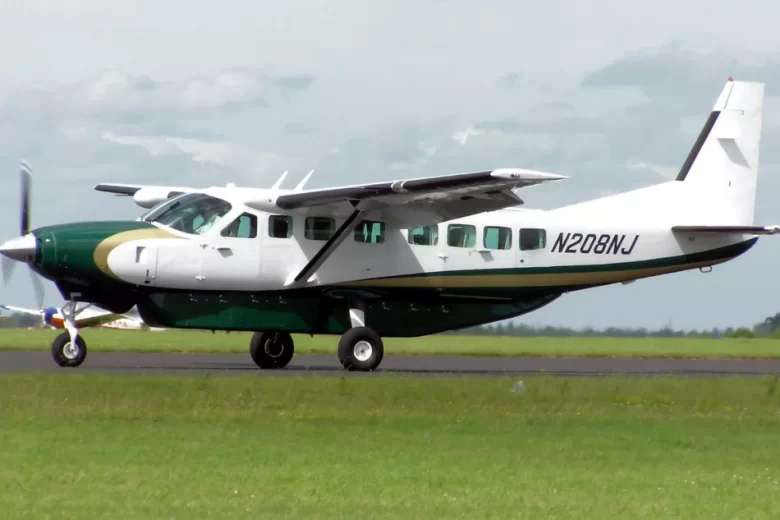 Piloto passa mal, passageiro inexperiente assume comando do avião e faz pouso de emergência