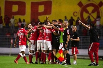 CRB bate Sampaio Corrêa, vence a primeira na Série B, mas segue na lanterna
