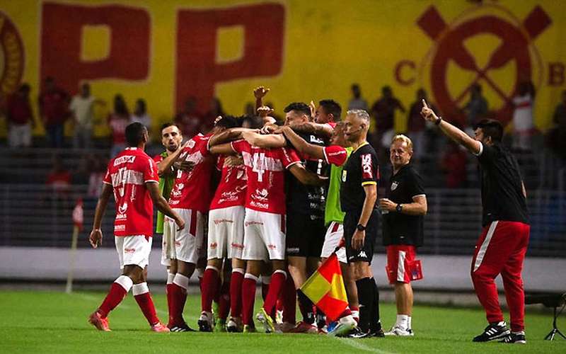 CRB bate Sampaio Corrêa, vence a primeira na Série B, mas segue na lanterna