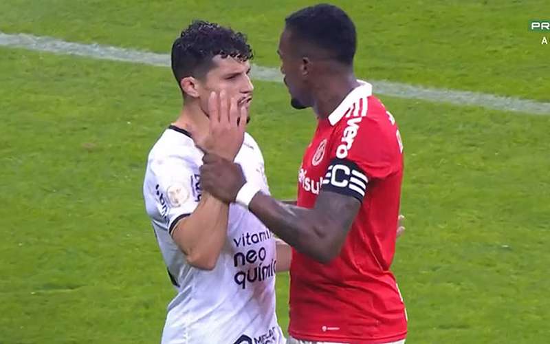 Perícia diz que Rafael Ramos, do Corinthians, não cometeu injúria racial