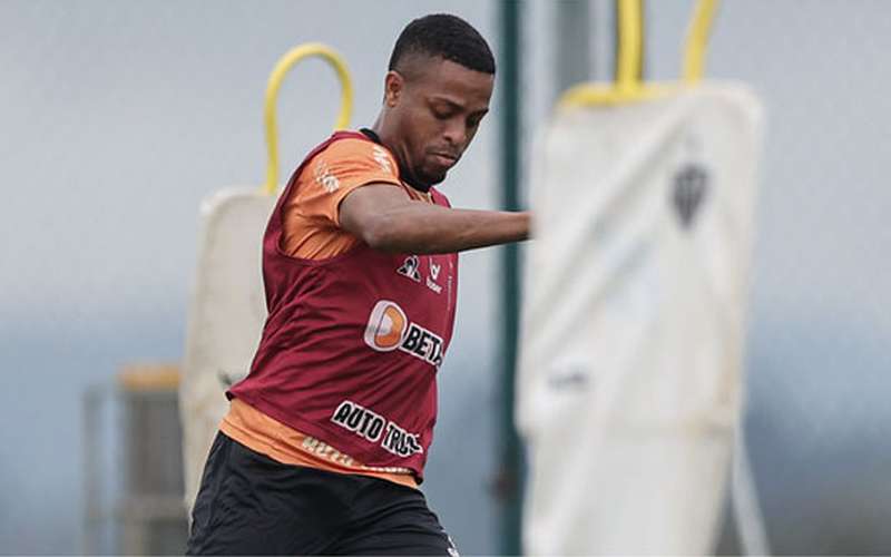 Keno se coloca à disposição de Turco para iniciar clássico pelo Atlético