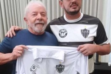 Após se declarar cruzeirense, Lula posa com camisa de torcida do Atlético