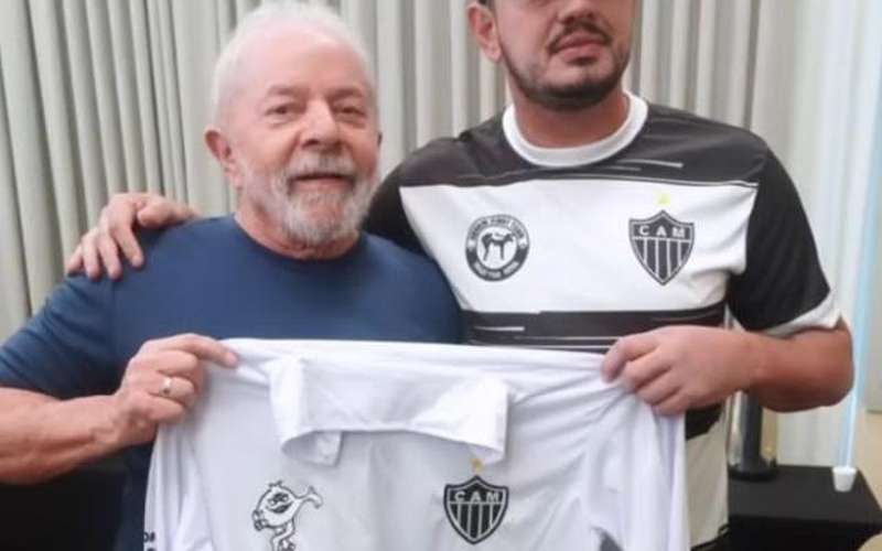 Após se declarar cruzeirense, Lula posa com camisa de torcida do Atlético
