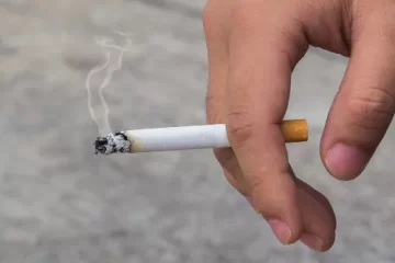 Nove em cada dez adolescentes compram cigarro em comércio autorizado