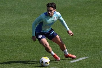 Com virose, Raphael Veiga não viaja e desfalca Palmeiras contra o Juventude