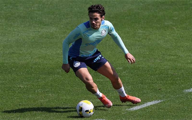 Com virose, Raphael Veiga não viaja e desfalca Palmeiras contra o Juventude
