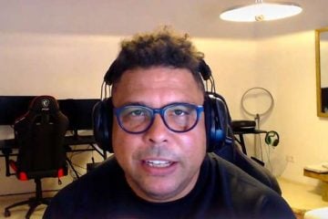 Ronaldo reage à festa da torcida do Cruzeiro, canta músicas e se emociona