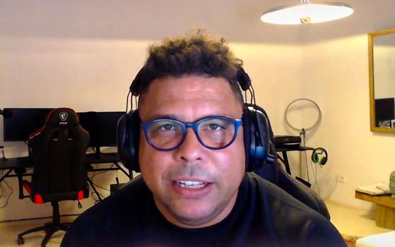 Ronaldo reage à festa da torcida do Cruzeiro, canta músicas e se emociona