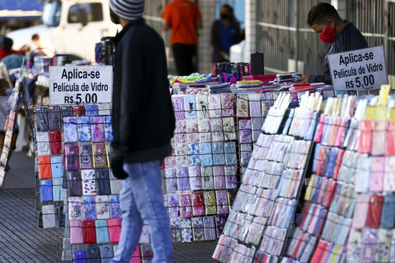 Rendimento dos brasileiros é o menor desde 2012, aponta IBGE
