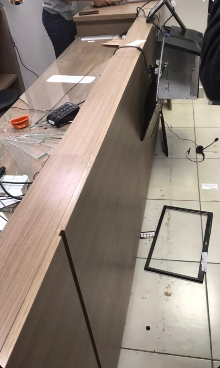 Homem quebra recepção de clínica e acusa dentista de ter colocado chip no dente da esposa