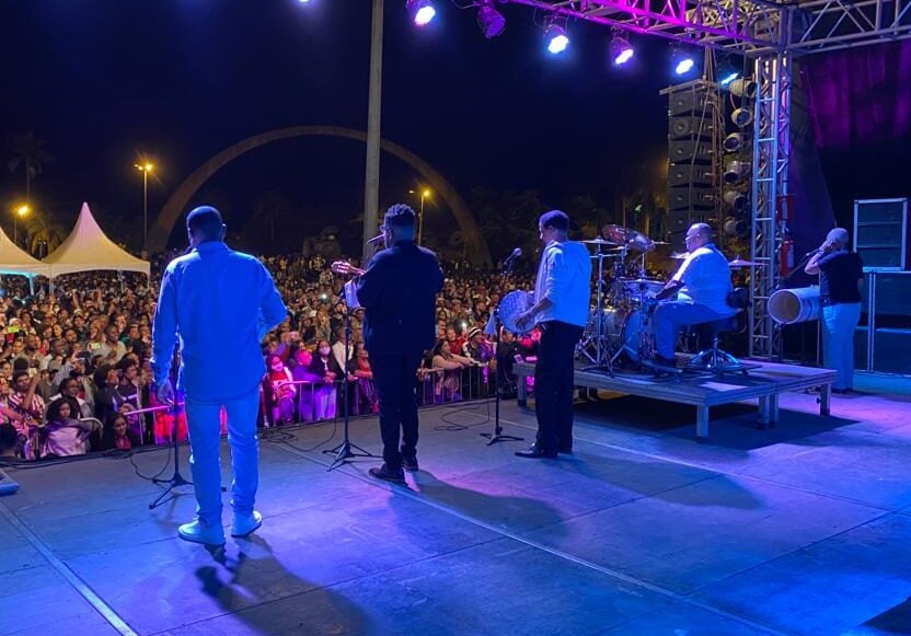Mesmo ficando pouco tempo no palco, Fundo de Quintal espanta o frio na abertura do Festival de Inverno