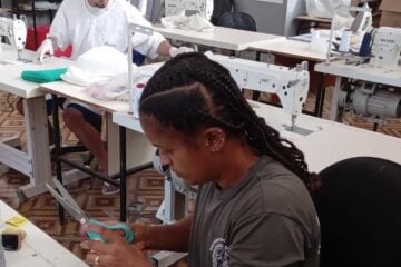 Adolescentes de socioeducativo produzem mantas doadas a hospitais