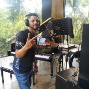 Cantor e compositor itabirano grava clipe e lança sua primeira música