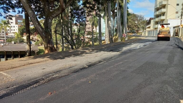 Rua Geraldo Miranda e trecho da Gomes Batista recebem asfalto em Monlevade