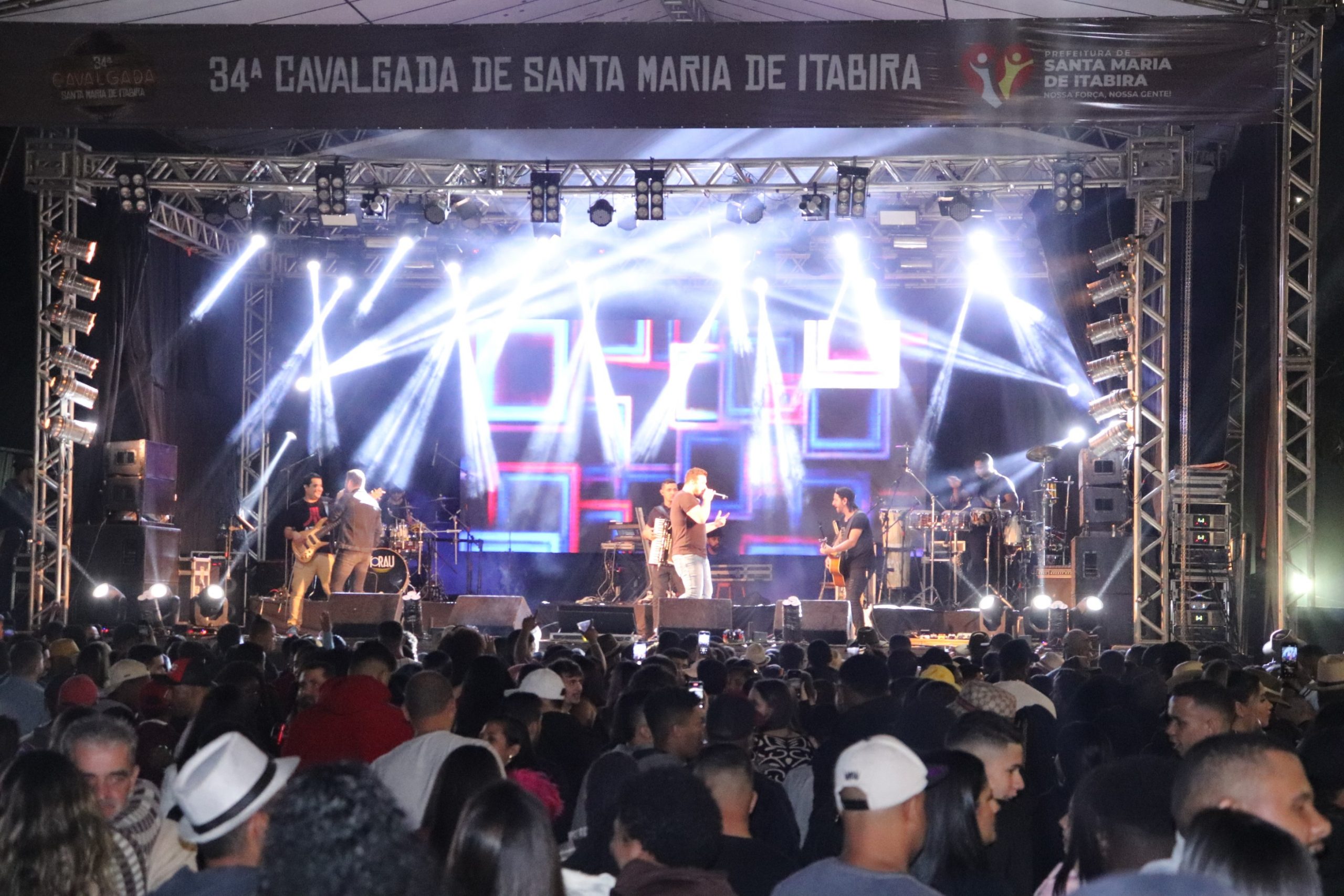 GALERIA DE FOTOS: sertanejos contagiam o público na 34ª Cavalgada de Santa Maria
