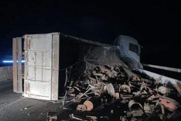 Acidente com carreta provoca congestionamento na BR-381