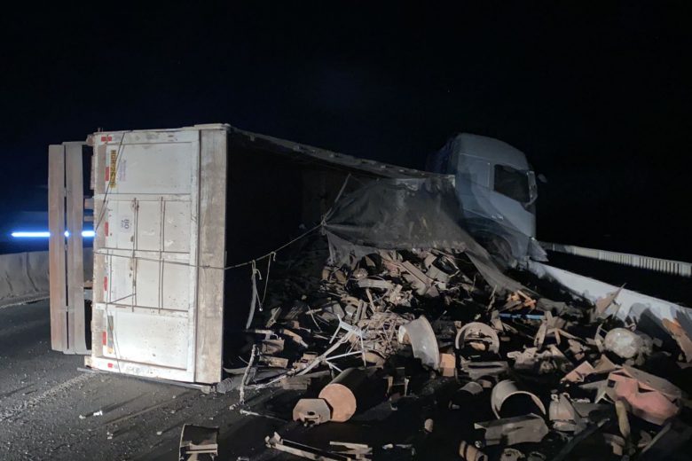 Acidente com carreta provoca congestionamento na BR-381