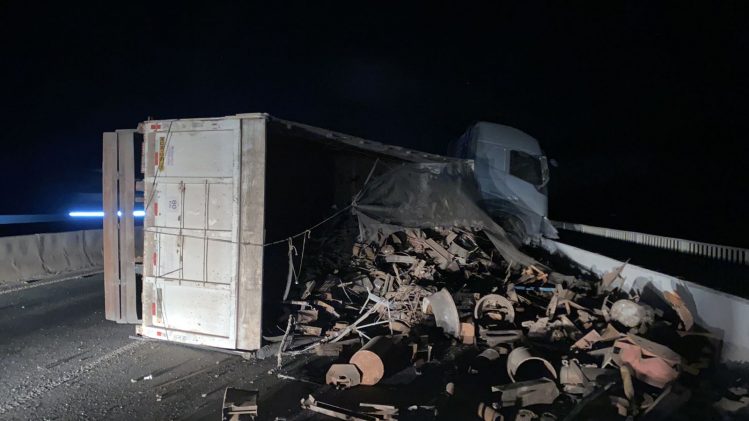 Acidente com carreta provoca congestionamento na BR-381