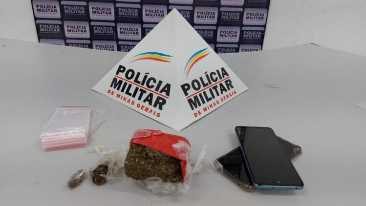 Dupla é presa com barra e porções de maconha no Gabiroba