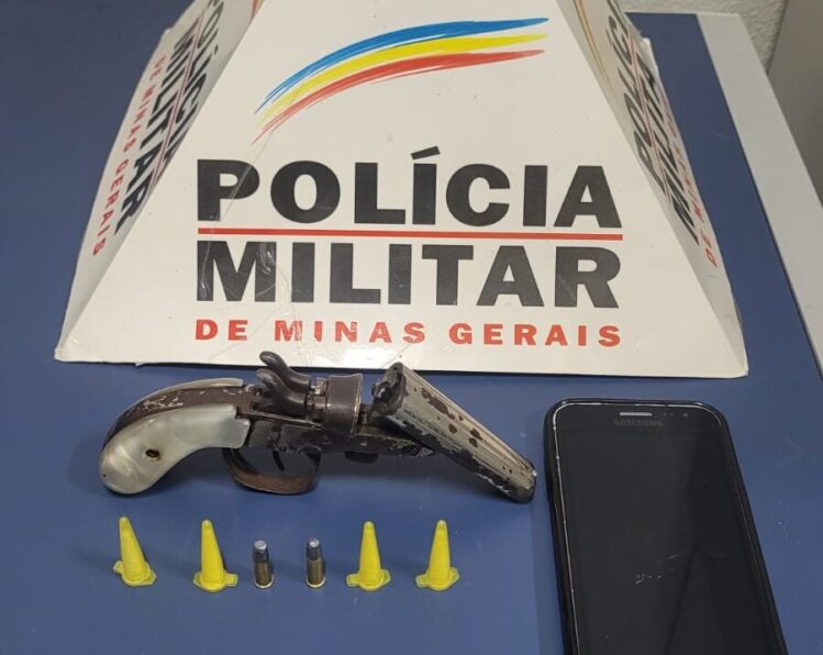 PM apreende garrucha e cocaína em Santa Maria de Itabira