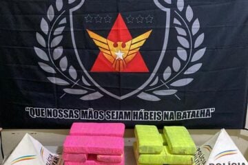 Tático Móvel apreende Corolla blindado com 14 barras de maconha