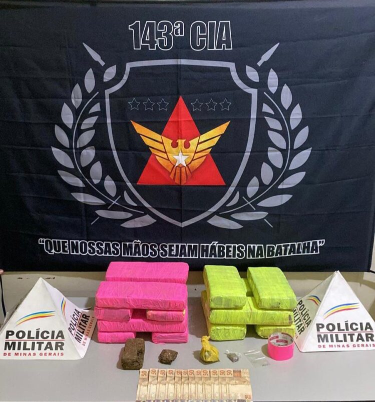 Tático Móvel apreende Corolla blindado com 14 barras de maconha