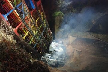 “Trenzinho da Alegria” capota em ribanceira e duas pessoas morrem carbonizadas