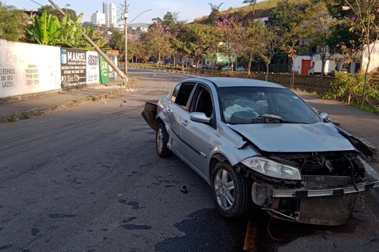 Carro fica destruído após colidir contra um poste em Itabira