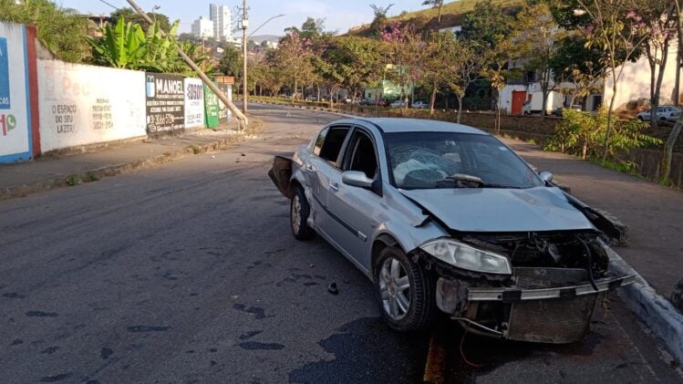 Carro fica destruído após colidir contra um poste em Itabira