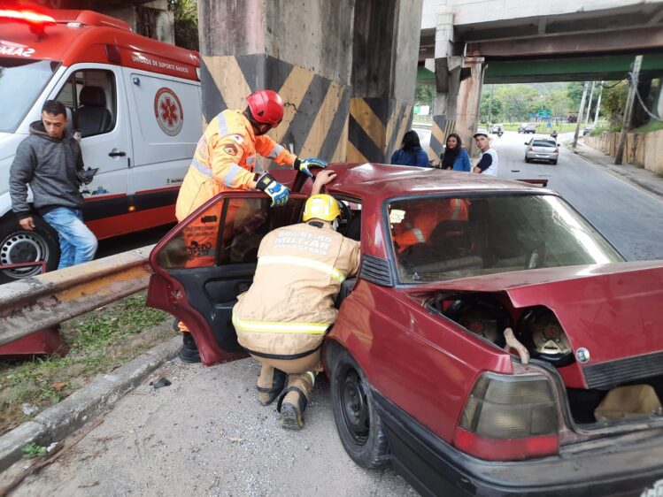 Motorista fica preso às ferragens em acidente na BR-458 em Ipatinga