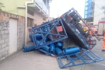 Motorista é resgatado após tombar caminhão com botijões de gás
