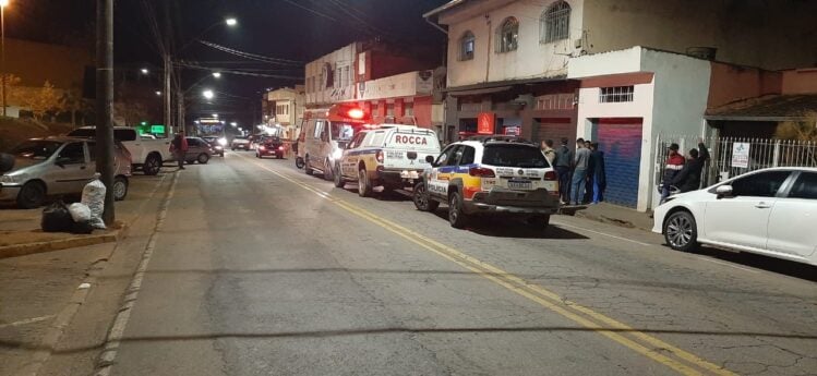 Homem é socorrido após ser baleado na praça do Areão