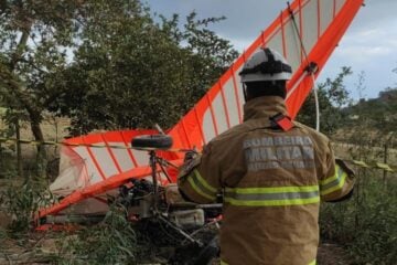 Piloto é socorrido após acidente com ultraleve em Minas