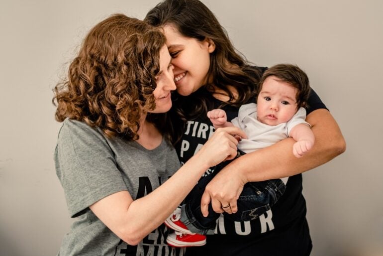Orgulho LGBTQIA+: conheça a história de Manu e suas mães