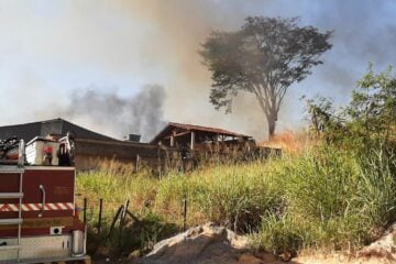 Bombeiros combatem incêndio que ameaçava residências em Itabira