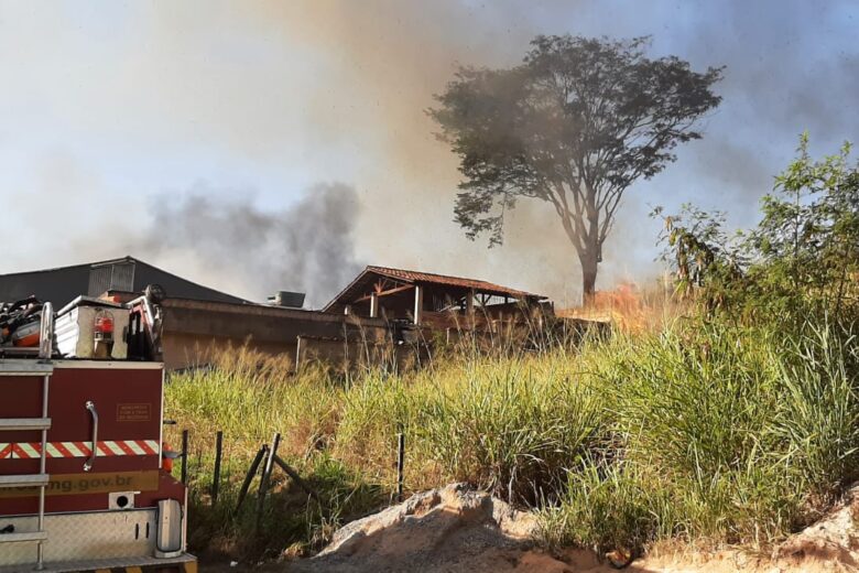 Bombeiros combatem incêndio que ameaçava residências em Itabira