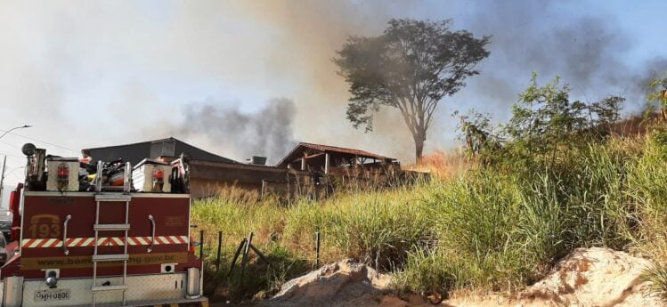 Bombeiros combatem incêndio que ameaçava residências em Itabira