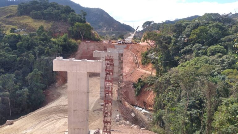 BR-381: DNIT instala vigas na ponte sobre o Ribeirão Prainha