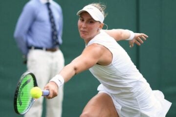Bia Haddad sente dor nas costas e abandona oitavas de Wimbledon em lágrimas