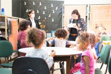 Biblioteca Pública recebe crianças durante as comemorações de aniversário em Monlevade
