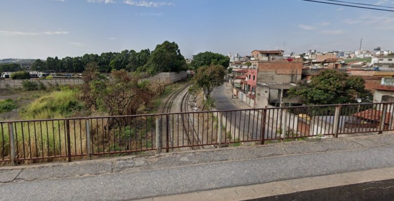 Homem fica em estado grave após ser atropelado por trem, em Contagem