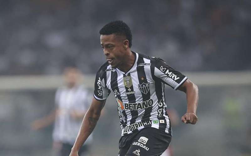 Keno deixa o campo com dores e vira preocupação novamente no Atlético